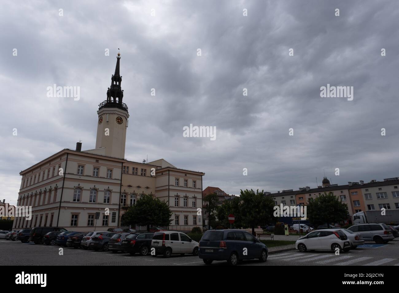 Strzelce Opolskie, Pologne - 20 août 2021 : la vie au centre de la ville. À pied dans le centre. Nuageux jour d'été. Opole Voivodeship Banque D'Images