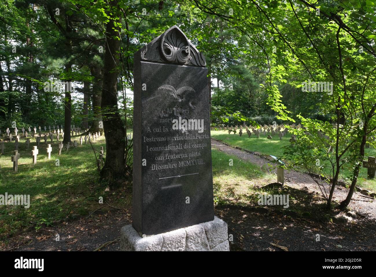 Lambinowice, Pologne - 21 août 2021 : cimetière des prisonniers de guerre de la première et de la deuxième guerre mondiale. Soviétique, allemande, serbe, italienne, française Banque D'Images