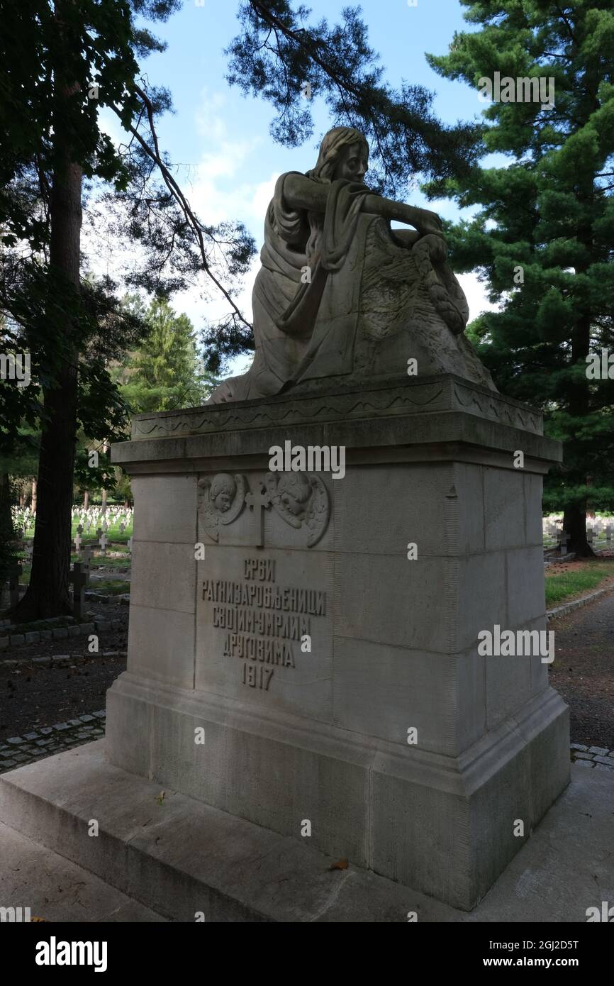 Lambinowice, Pologne - 21 août 2021 : cimetière des prisonniers de guerre de la première et de la deuxième guerre mondiale. Soviétique, allemande, serbe, italienne, française Banque D'Images