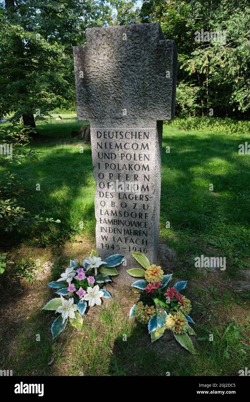 Lambinowice, Pologne - 21 août 2021 : camp de travail et cimetière pour les prisonniers allemands immédiatement après la fin de la guerre. Jour d'été ensoleillé. Banque D'Images