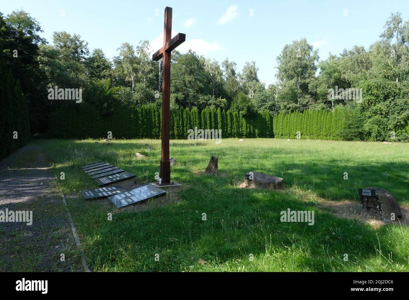 Lambinowice, Pologne - 21 août 2021 : camp de travail et cimetière pour les prisonniers allemands immédiatement après la fin de la guerre. Jour d'été ensoleillé. Banque D'Images