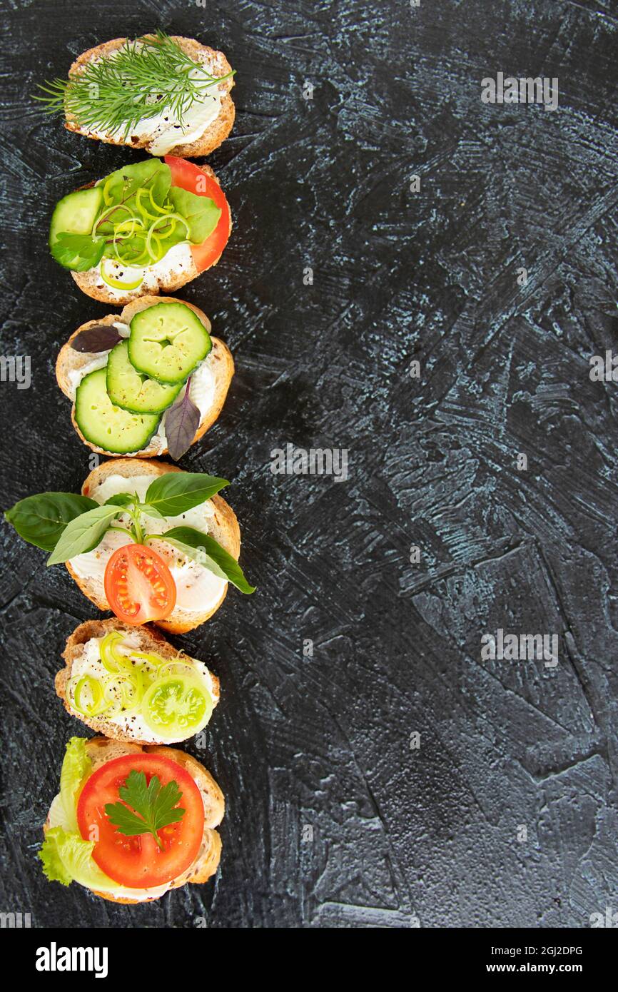 plat-avec-sandwiches-de-l-gumes-au-fromage-la-cr-me-tomates-aneth