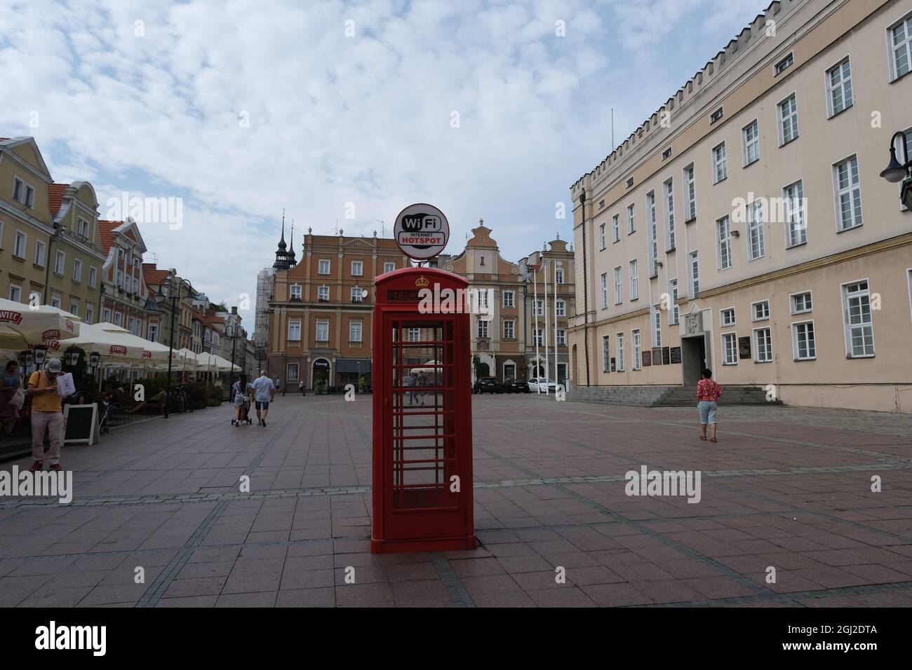 Opole, Pologne - 22 août 2021 : la vie au centre de la ville. À pied dans le centre. Jour d'été ensoleillé. Opole Voivodeship Banque D'Images