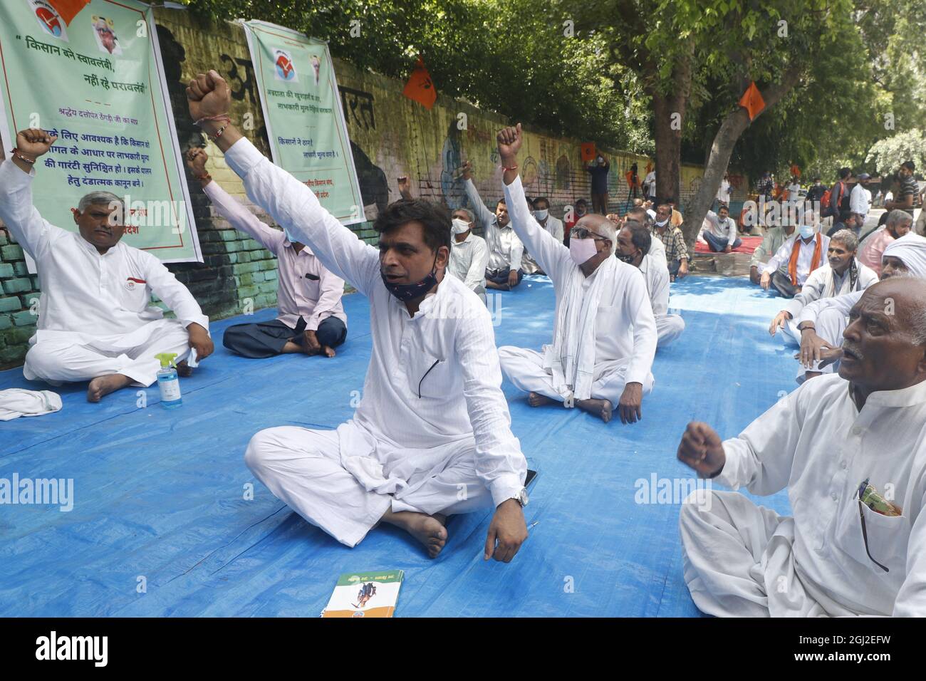 New Delhi, Inde, 08 septembre 2021. Les agriculteurs de 'Bhartiya Kisan Sangh' tiennent une manifestation de paix à Jantar Matar à New Delhi, Inde, le mercredi 08 septembre 2021. Les agriculteurs demandent un prix de soutien minimum révisé (MSP) pour les cultures basé sur les dépenses des agriculteurs de chaque État. Ils ont dit que les dépenses des agriculteurs de chaque État sont différentes, mais que le prix de soutien minimum «SP» devrait être différent. Photo d'Akash Anshuman/ABACAPRESS.COM Banque D'Images