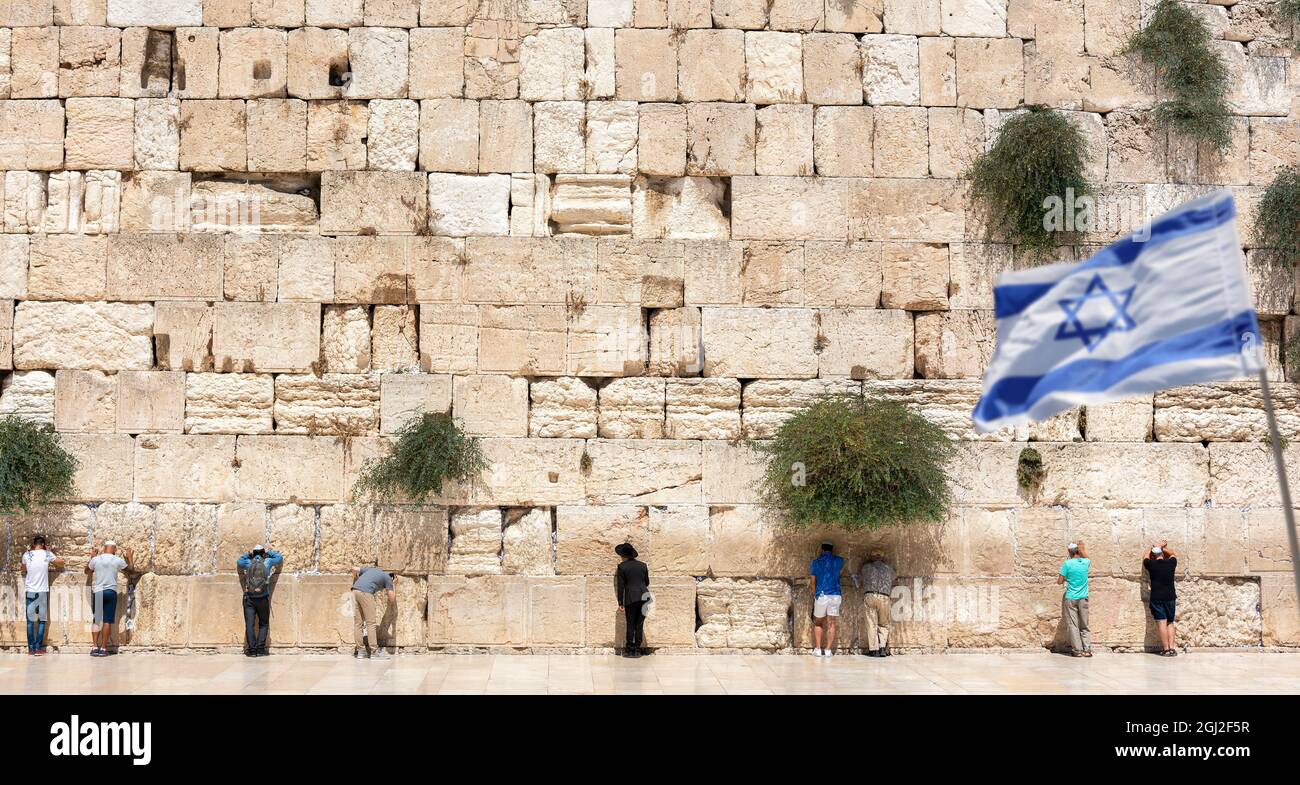 Jérusalem, Israël - 7 septembre 2021 - croyants orthodoxes juifs lisant la Torah et priant face au mur occidental, également connu sous le nom de mur des lamentations Banque D'Images