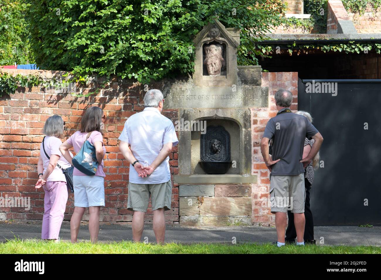 Hereford UK - visiteurs sur le site du puits de St Ethelbert à la jonction de Castle Hill et Quay Street Hereford UK Banque D'Images