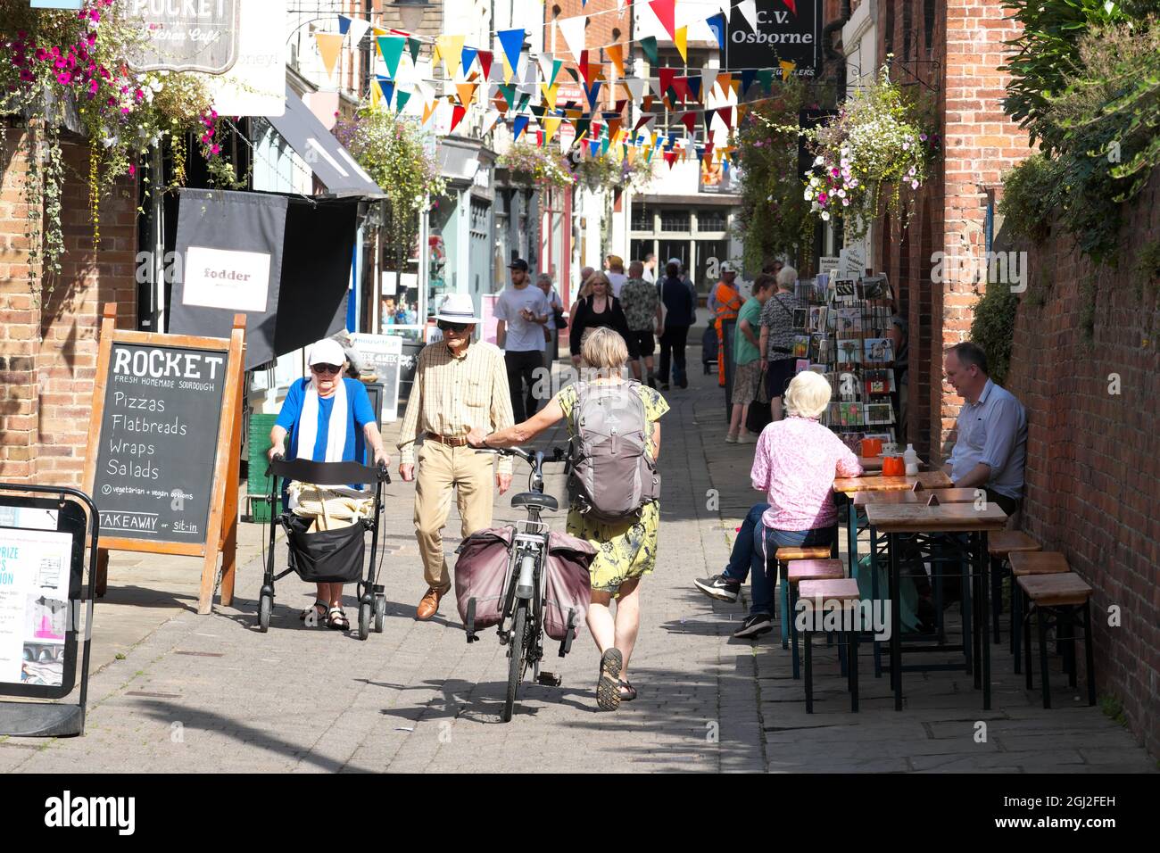 Hereford, Herefordshire, Royaume-Uni - les visiteurs et les acheteurs apprécient une journée d'automne ensoleillée le long de l'attrayante Church Street, qui abrite de nombreux magasins indépendants. Banque D'Images