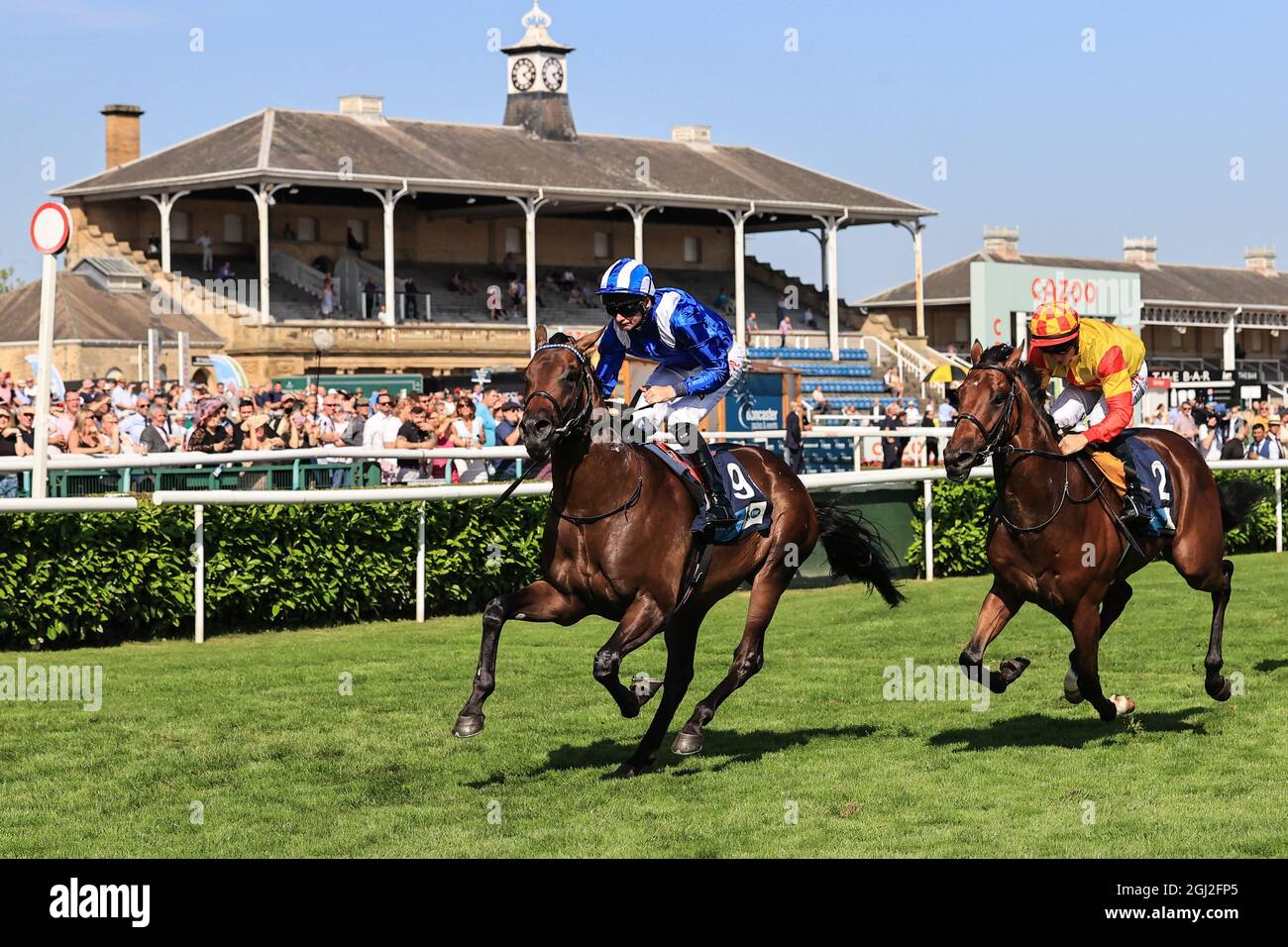 Israr, monté par Robert Havlin, remporte les 14:20 piquets britanniques de stalinon EBF Maiden Stakes à Doncaster Racecourse, Doncaster, South Yorkshire, UK, 08/09/2021 Banque D'Images