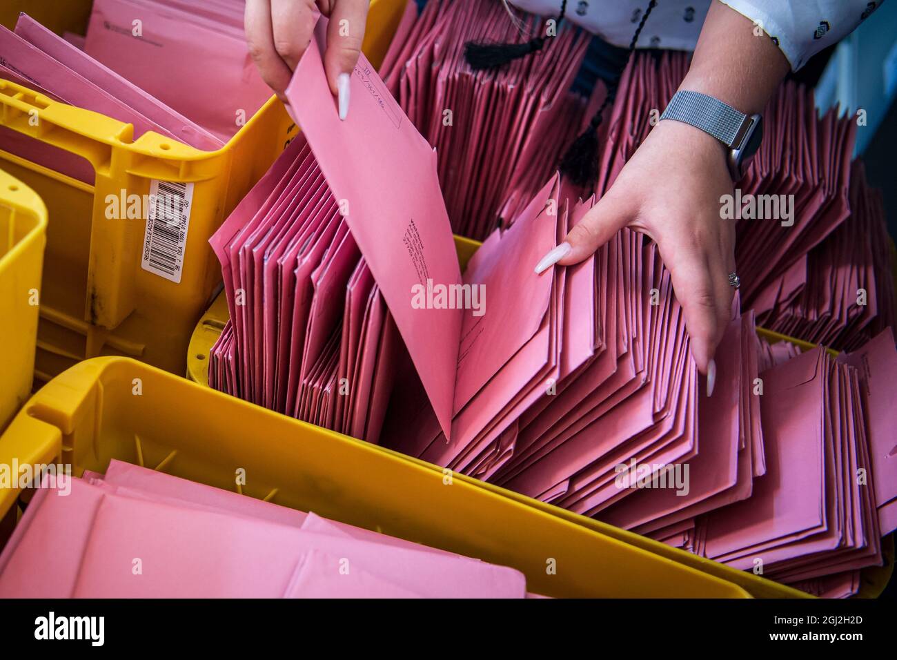 Delmenhorst, Allemagne. 08 septembre 2021. Les bulletins de vote reçus par les électeurs absents pour l'élection municipale sont triés au bureau du greffier. Credit: Sina Schuldt/dpa/Alay Live News Banque D'Images
