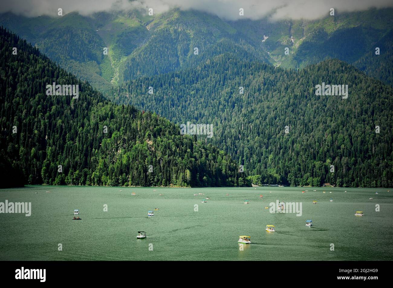 Catamarans sur le lac Ritsa en Abkhazie. Marche sur l'eau. Endroit écologique dans les montagnes Banque D'Images
