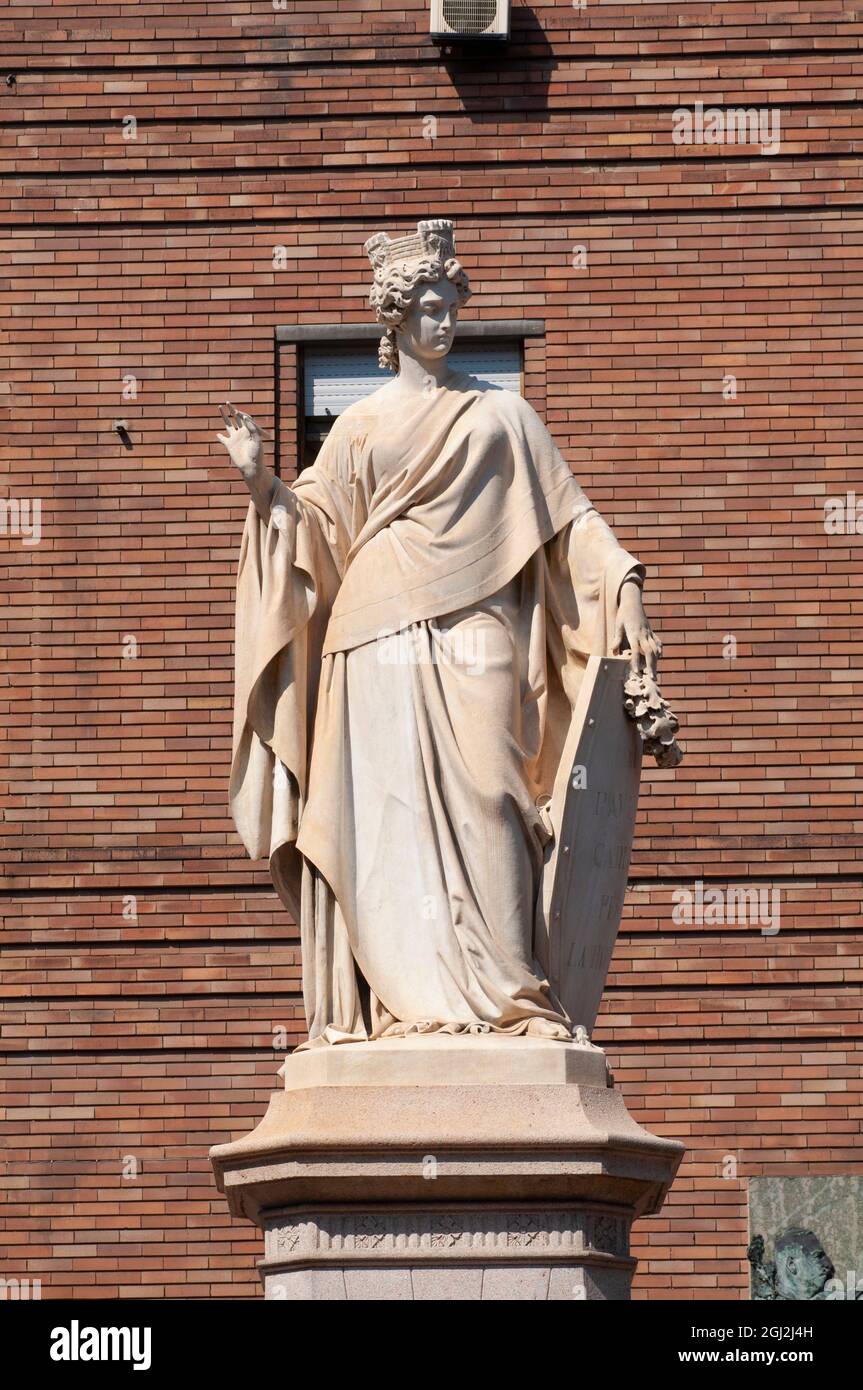 Italie, Lombardie, Pavie, Piazza Italia Square, l’Italia. Ai Pavesi Caduti per la Patria Monument par Alessandro Martegani Sculptor en date de 1866 Banque D'Images