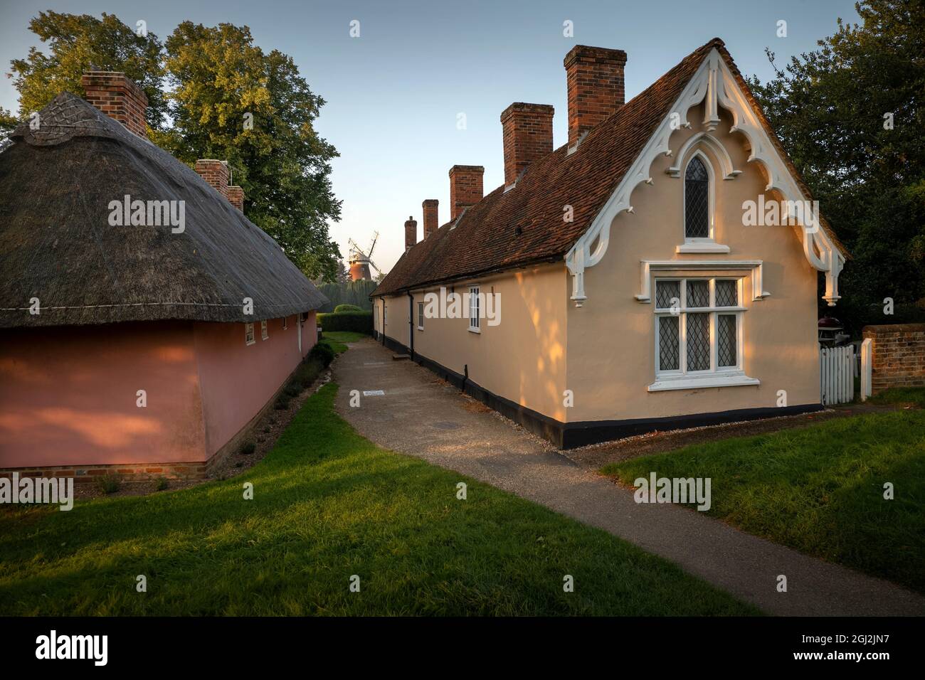 Thaxted Essex Angleterre début de matinée Photographie par Brian Harris 7 sept 2021 Alms Houses and Windmill Banque D'Images