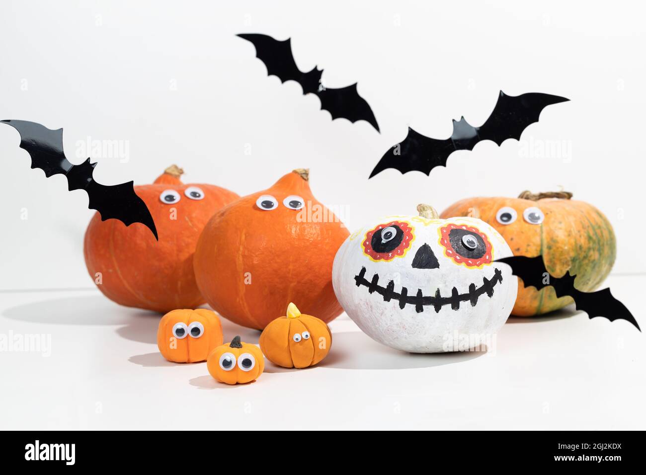 Ensemble de citrouilles d'Halloween avec les yeux sur fond noir. Décorations pour Halloween et le jour des morts - Dia de los Muertos. Banque D'Images