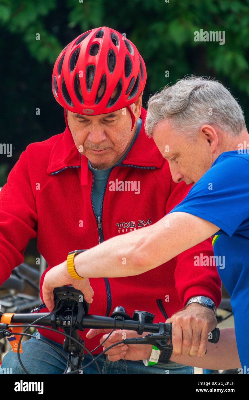 LONDRES, ROYAUME-UNI - 15 août 2021 : le cycliste avec casque testant un vélo électrique lors du week-end de démonstration du cycle E-Bike à Londres Banque D'Images