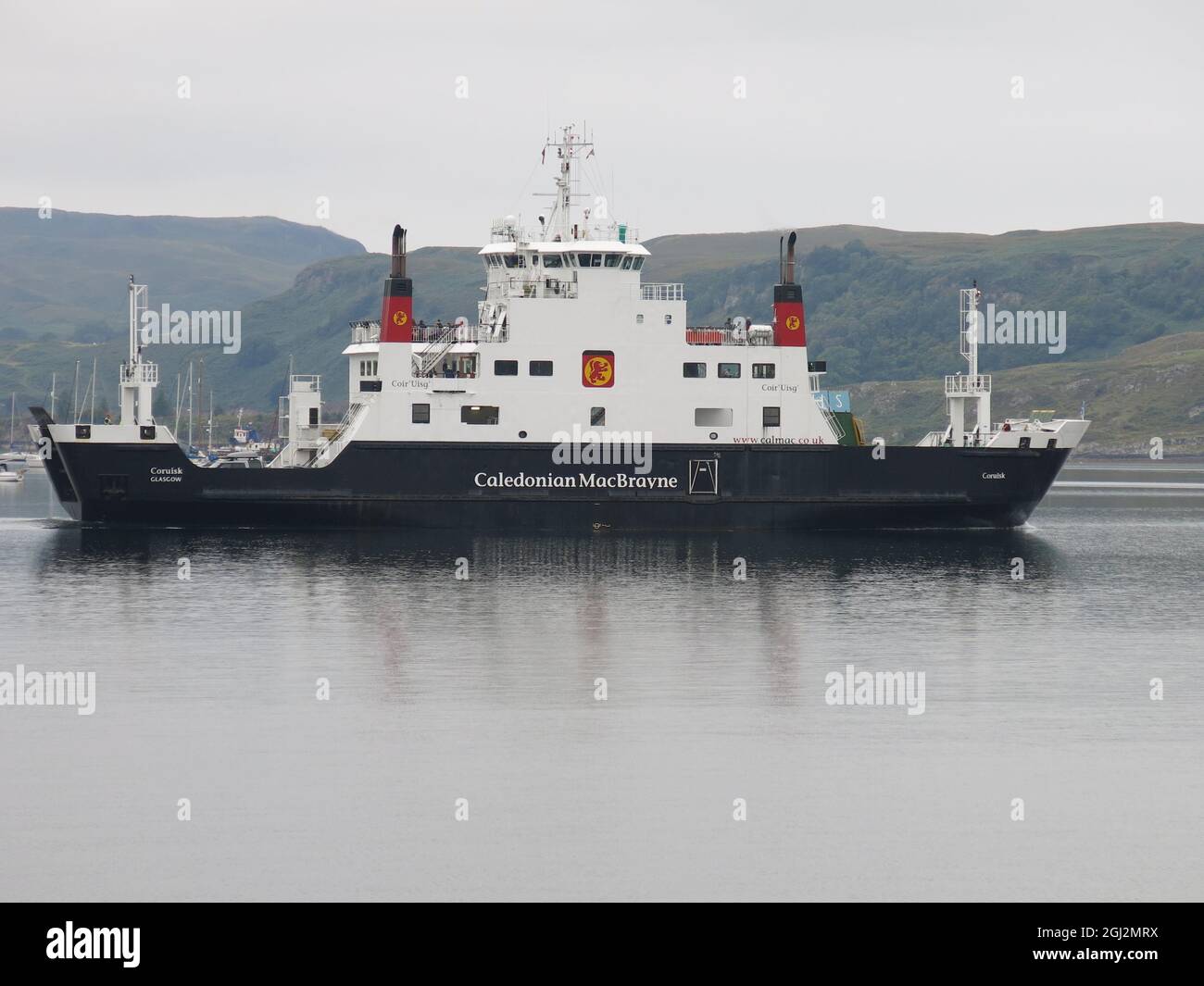 Ferry Caledonian MacBrayne dans la baie à Oban, leur port de ferry le plus achalandé et porte d'entrée des îles de Mull, Colonsay, Islay & Coll ; septembre 2021. Banque D'Images