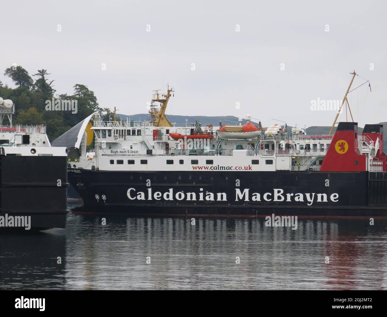 Ferry Caledonian MacBrayne dans la baie à Oban, leur port de ferry le plus achalandé et porte d'entrée des îles de Mull, Colonsay, Islay & Coll ; septembre 2021. Banque D'Images