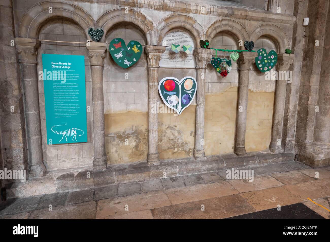 Affiche et coeurs sur le mur de la cathédrale de Norwich faite par les W.I montrant « l'amour pour la terre » Banque D'Images