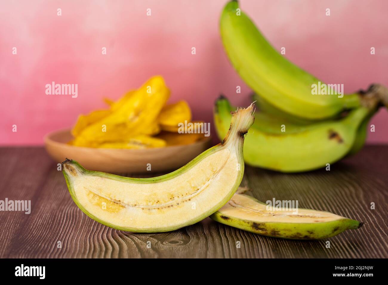 La banane brute en deux avec la puce de banane ou localement connu sous le nom de korepek pisang et de banane en arrière-plan. Points de mise au point sélective. Arrière flou Banque D'Images