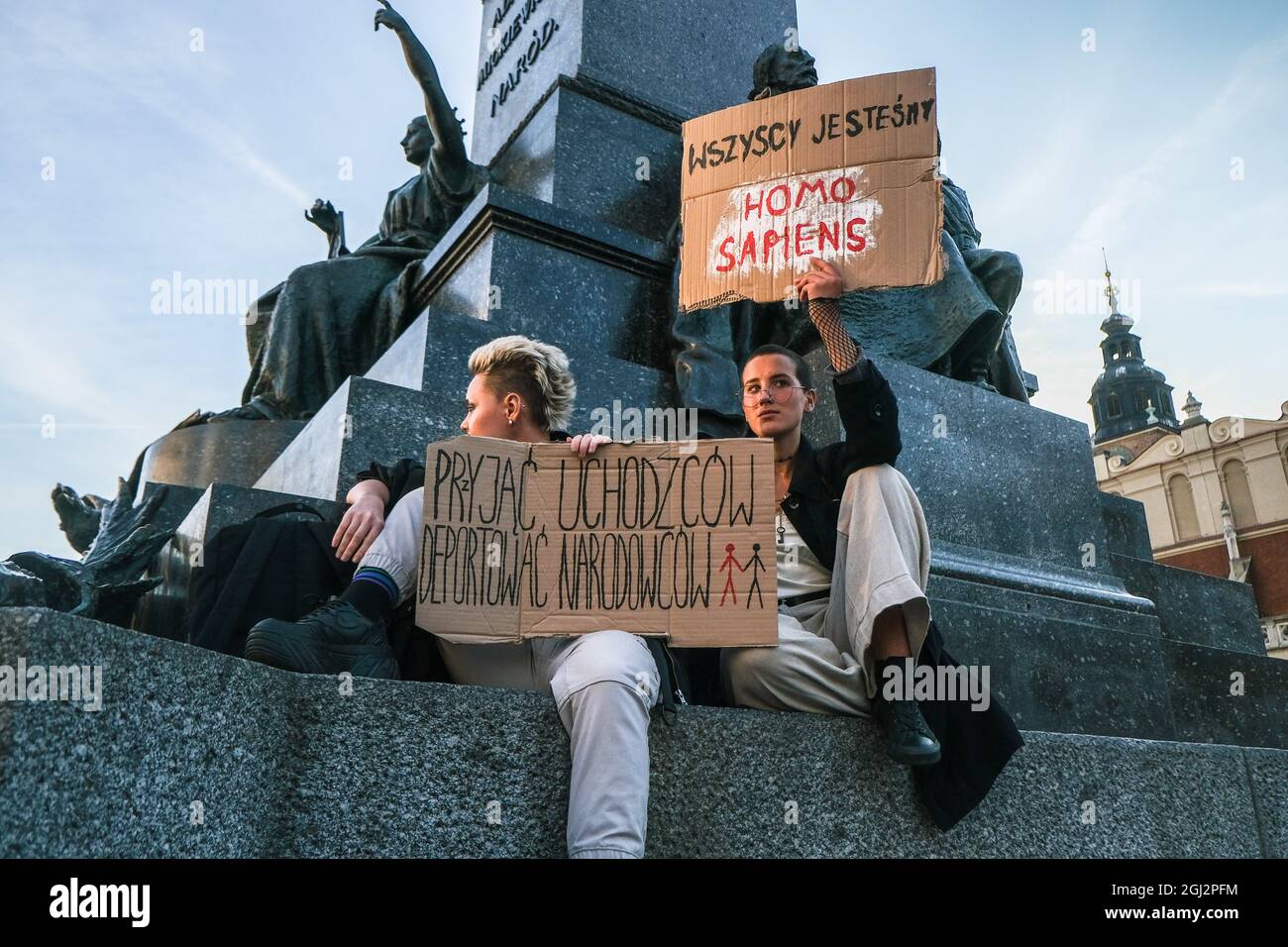 Cracovie, Pologne. 3 septembre 2021. Les manifestants tiennent des pancartes exprimant leur opinion pendant la manifestation.les manifestants ont manifesté contre l'introduction de l'état d'urgence sur la frontière biélorusse polonaise, sur la place principale inscrite au patrimoine mondial de l'UNESCO à Cracovie. Le gouvernement de la Pologne a instauré un état d'urgence dans deux régions limitrophes de la Biélorussie alors qu'un afflux de migrants du Moyen-Orient se produit. Pendant ce temps, plus de 30 000 personnes en provenance d'Afghanistan ont été coincées pendant plus de trois semaines entre les gardes biélorusses armés d'un côté et les forces polonaises armées de l'autre. Certains sont malades comme le Banque D'Images