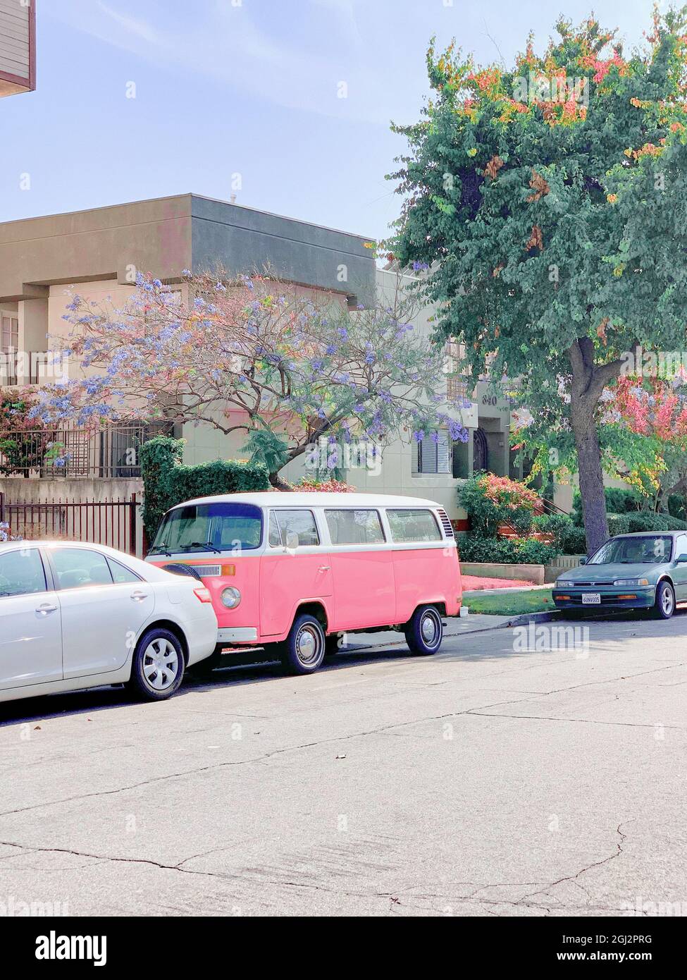 LOS ANGELES, ÉTATS-UNIS - 15 juin 2019 : photo verticale d'une journée ensoleillée dans une rue de Los Angeles, États-Unis Banque D'Images