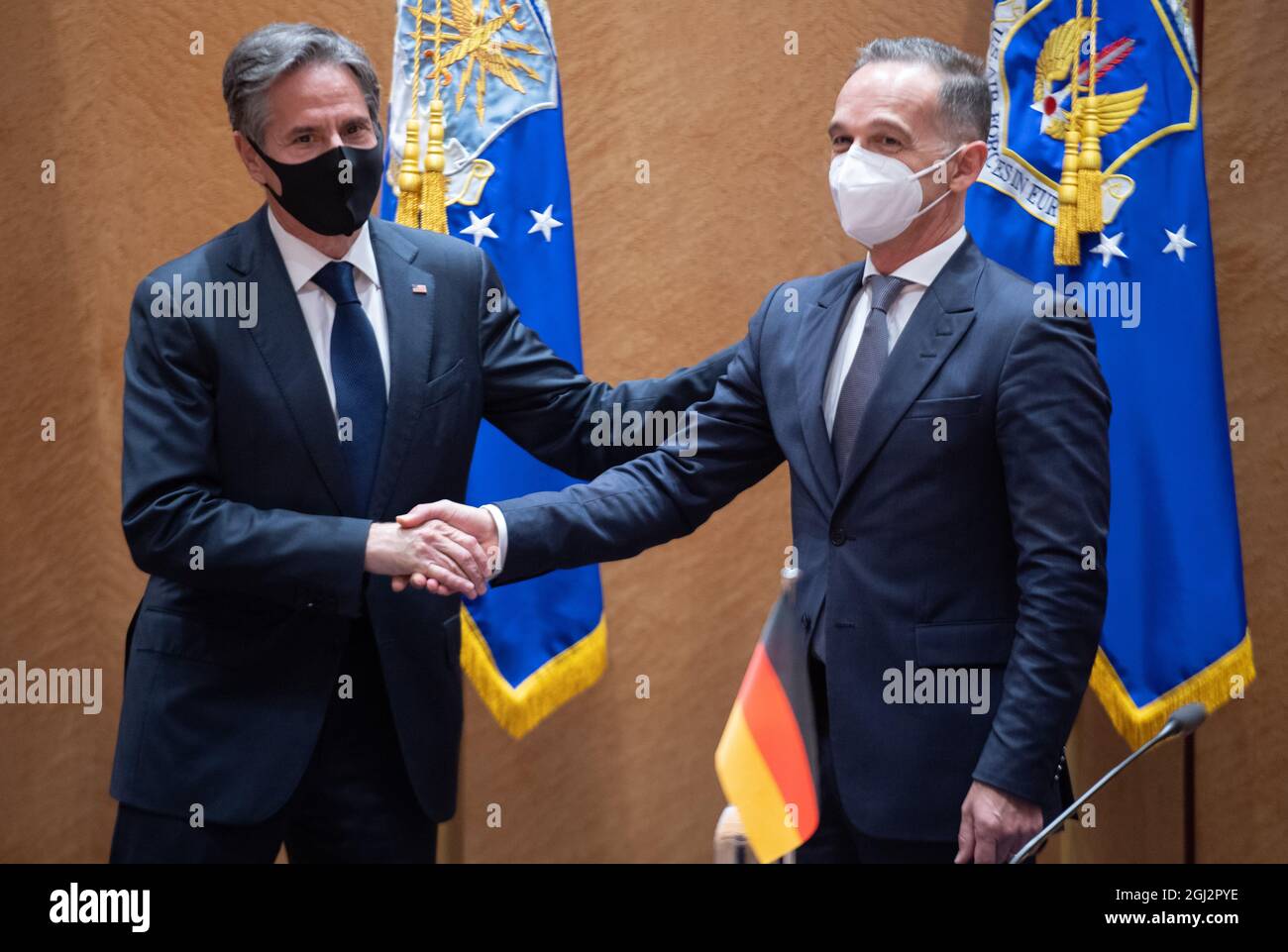 Ramstein, Allemagne. 08 septembre 2021. Le secrétaire d'État américain Antony Blinken (à gauche) salue le ministre allemand des Affaires étrangères Heiko Maas à la base militaire de Ramstein. Crédit : Boris Roessler/dpa/Alay Live News Banque D'Images