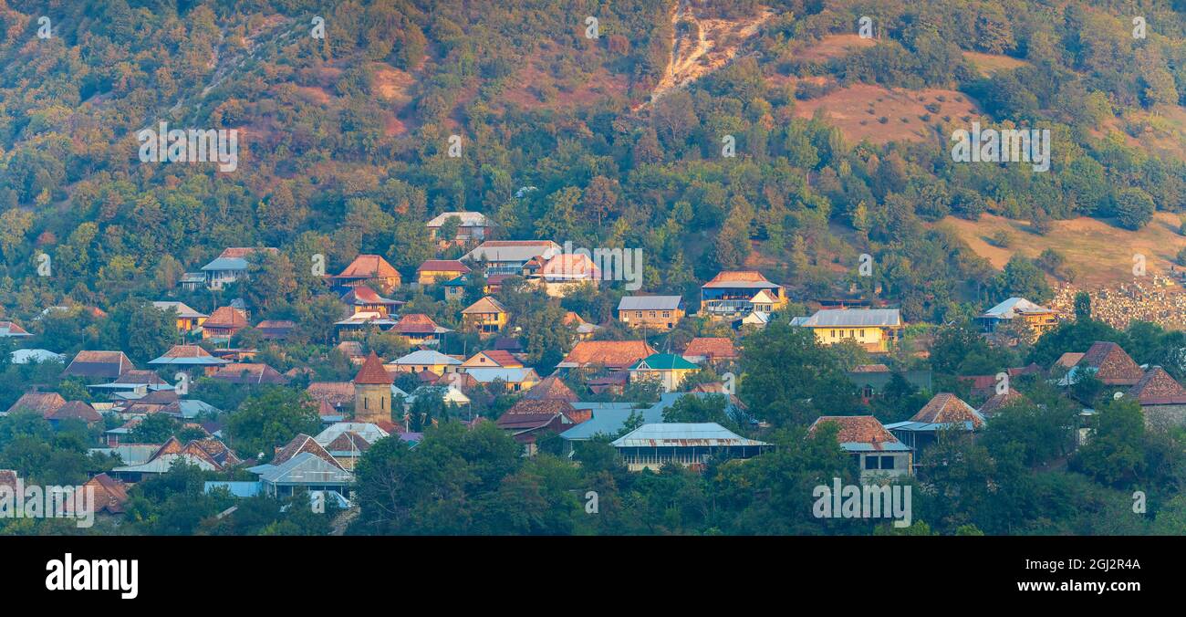 L'ancien village de Kish et le dôme de l'ancienne église albanaise au lever du soleil Banque D'Images