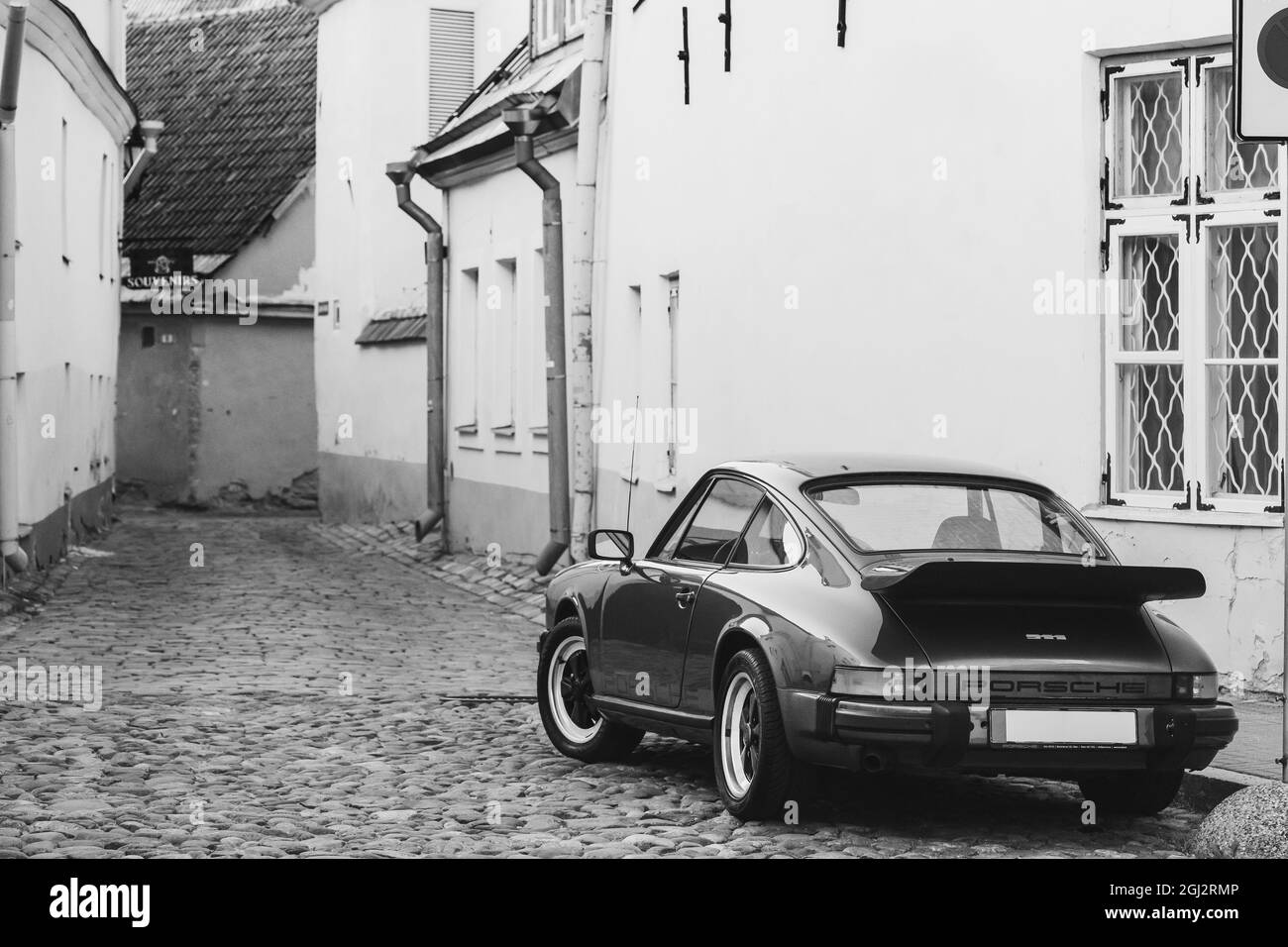 Vue latérale de la voiture Porsche 930 garée dans la vieille rue étroite. Banque D'Images