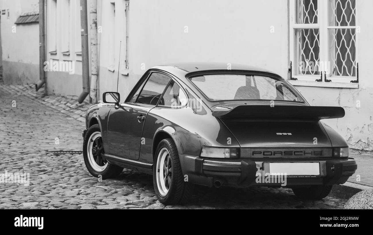 Vue latérale de la voiture Porsche 930 garée dans la vieille rue étroite. Banque D'Images