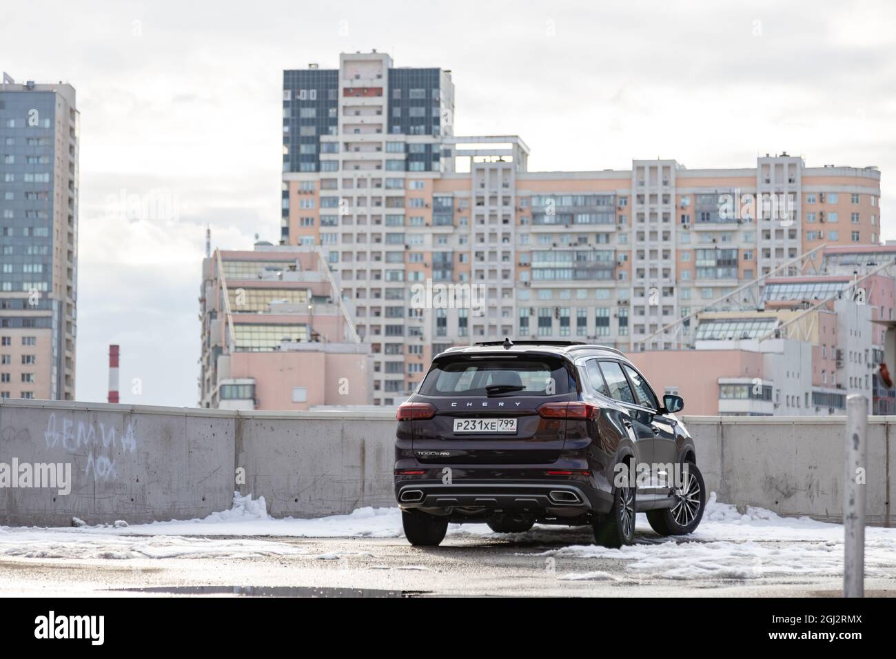 moscou, russie - 18 mars 2021 : nouvelle minivan chineese lagre chery tiggo 8 plus sur le paysage de la grande ville. En arrière-plan, vous trouverez des zones résidentielles en hauteur b Banque D'Images