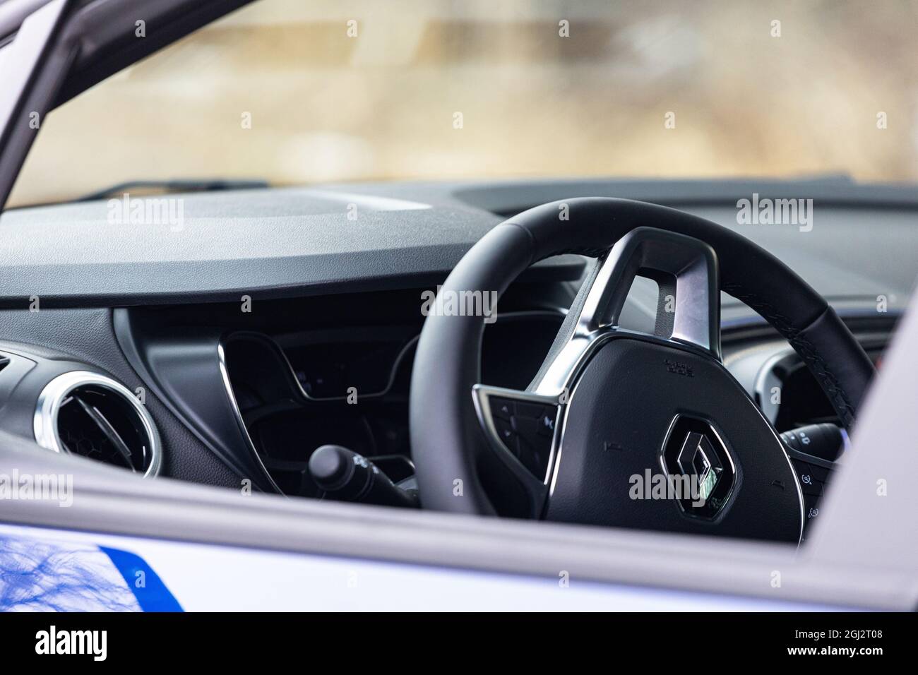 MOSCOU, RUSSIE - 12 MARS 2021 : gros plan du volant du nouveau vus Renault Captur bleu vue croisée à travers la fenêtre conducteur de l'extérieur Banque D'Images