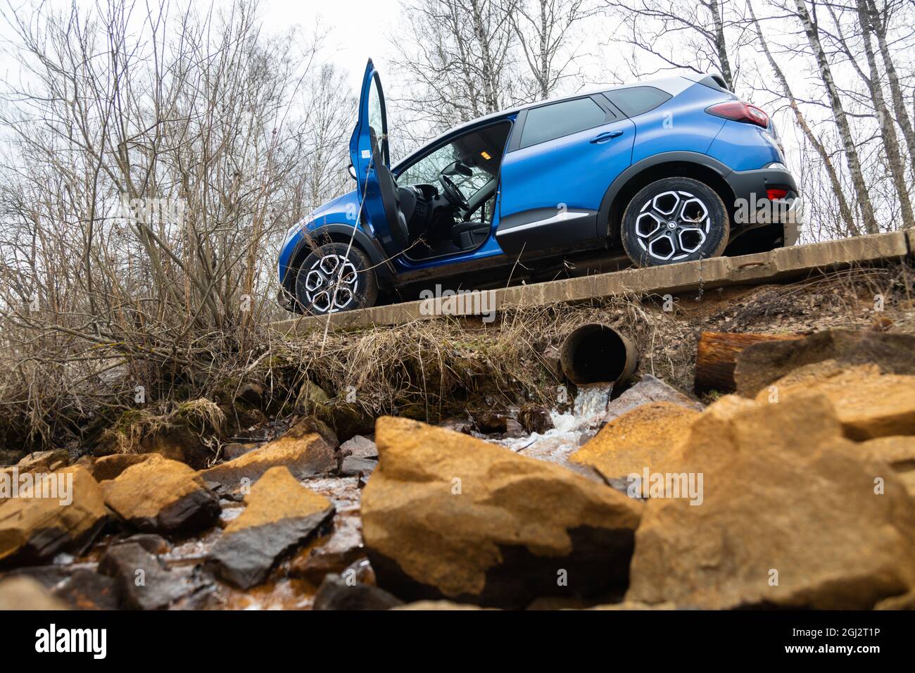 MOSCOU, RUSSIE - 12 MARS 2021 : vue de dessous du nouveau multisegment bleu Renault captur suv Banque D'Images