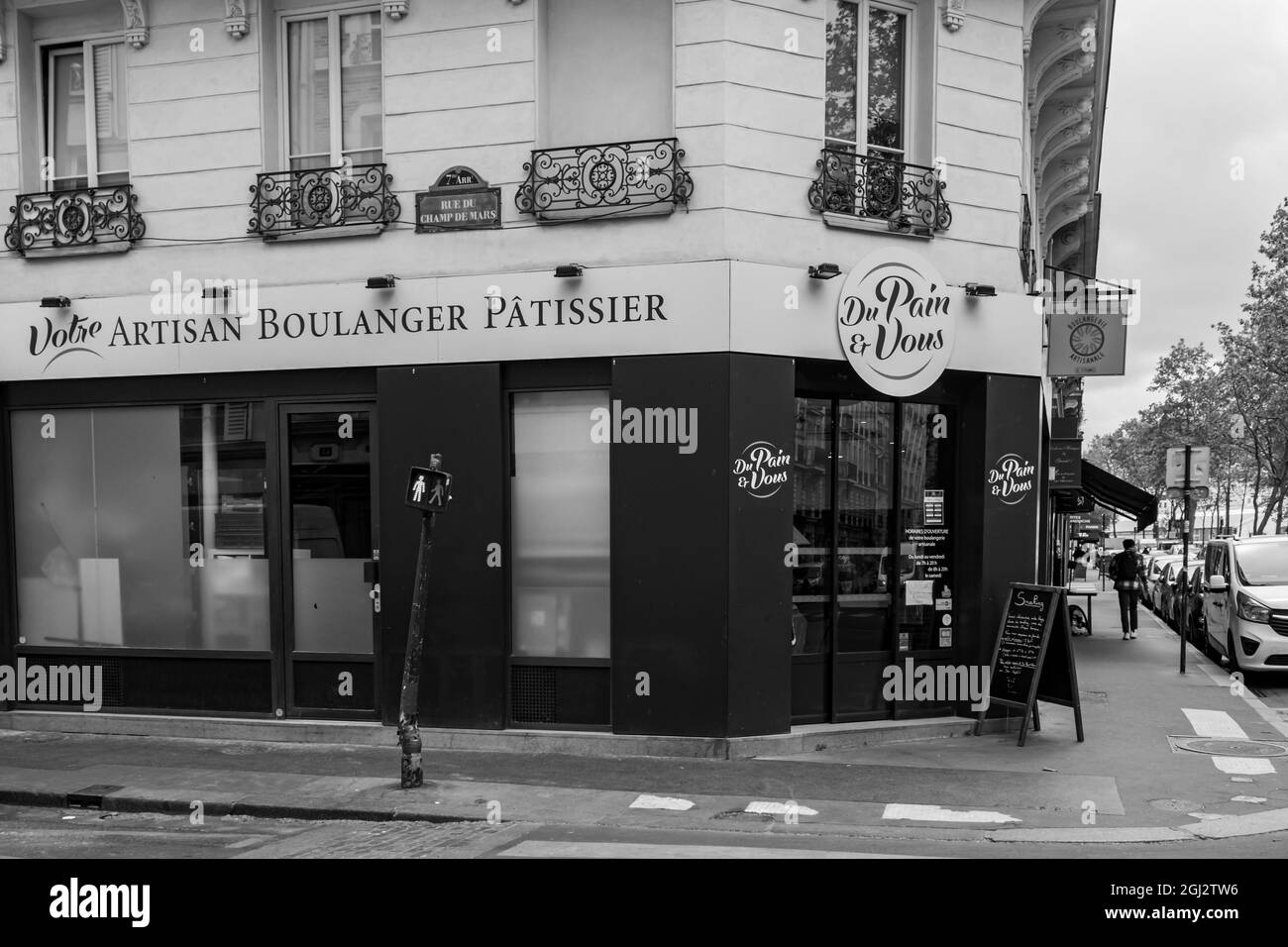 PARIS, FRANCE - 31 juillet 2021 : une vue d'époque en noir et blanc de la façade du magasin de la boulangerie française du pain Banque D'Images
