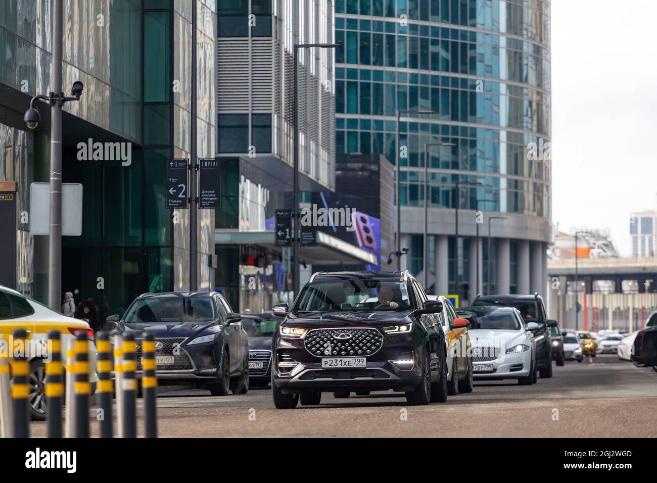 moscou, russie - Mars, 18, 2021: Nouveau lagre chineese minivan chery tiggo 8 pro conduite de la ville de route dans la circulation Banque D'Images