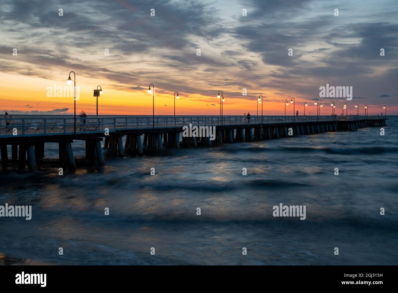 Jetée en bois à Gdynia Orlobo pendant le spectaculaire lever du soleil Banque D'Images