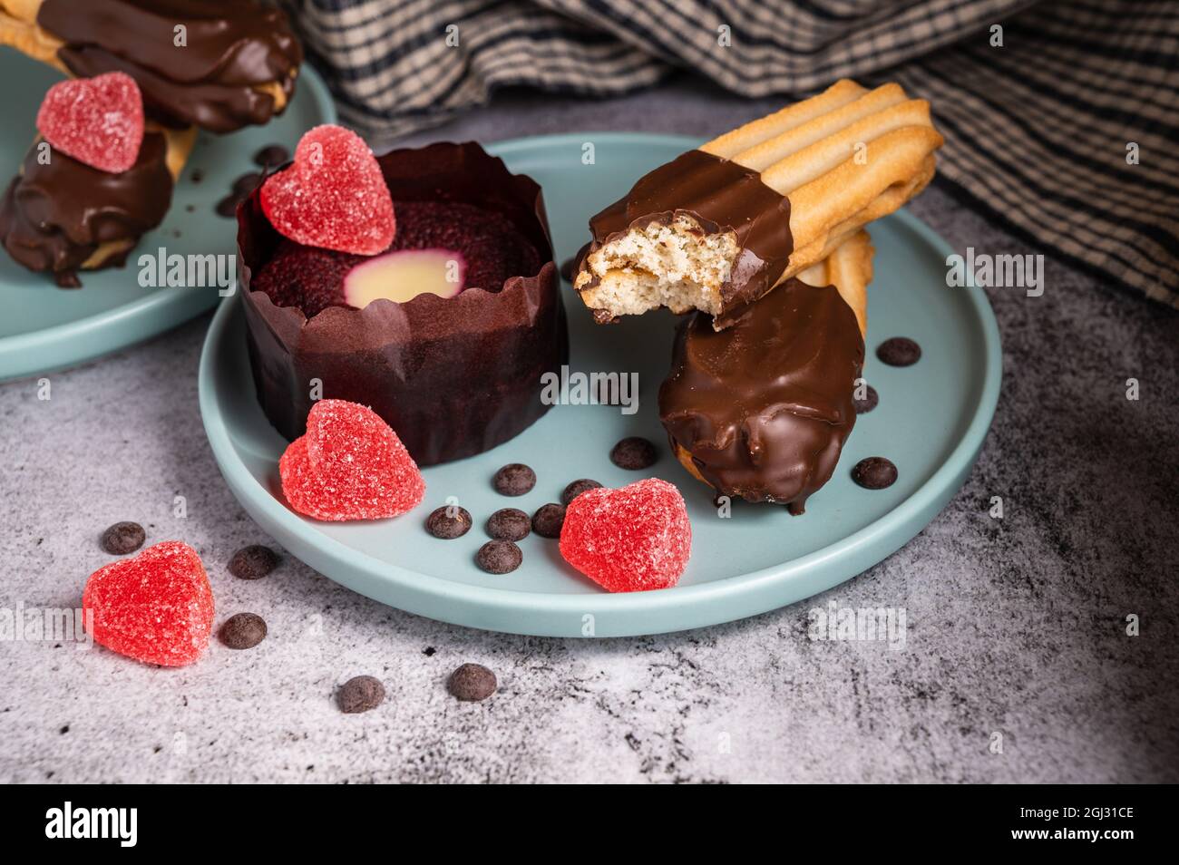 Gateau De Saint Valentin Biscuit Digestif Enrobe De Chocolat Noir Delicieux Dessert Sucre Truffe Et Bonbons En Forme De Coeur Sur Une Assiette Wi D Arriere Plan Sombre Photo Stock Alamy