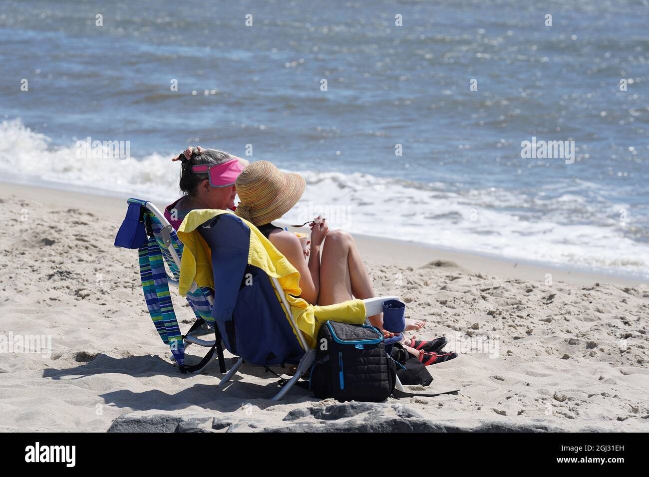 Deux femmes bronzant sur la plage dans le New Jersey, États-Unis. Banque D'Images