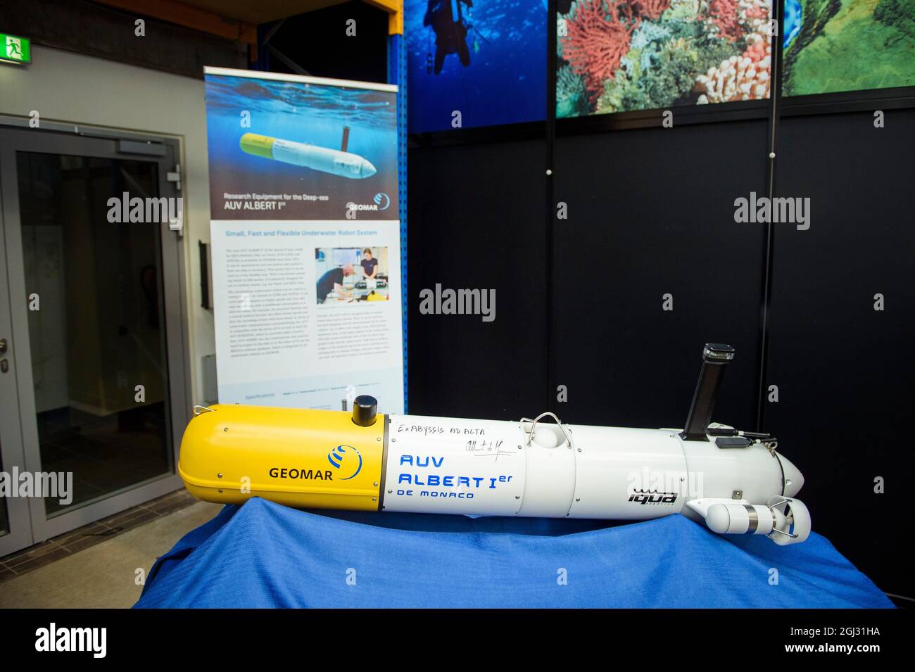 Kiel, Allemagne. 08 septembre 2021. Un nouveau véhicule sous-marin autonome (AUV) nommé « Albert Ier de Monaco » est exposé lors d'une visite du Prince Albert II de Monaco, au Centre de recherche océanique GEOMAR Helmholtz pendant la semaine de Kiel. Credit: Gregor Fischer/dpa/Alay Live News Banque D'Images