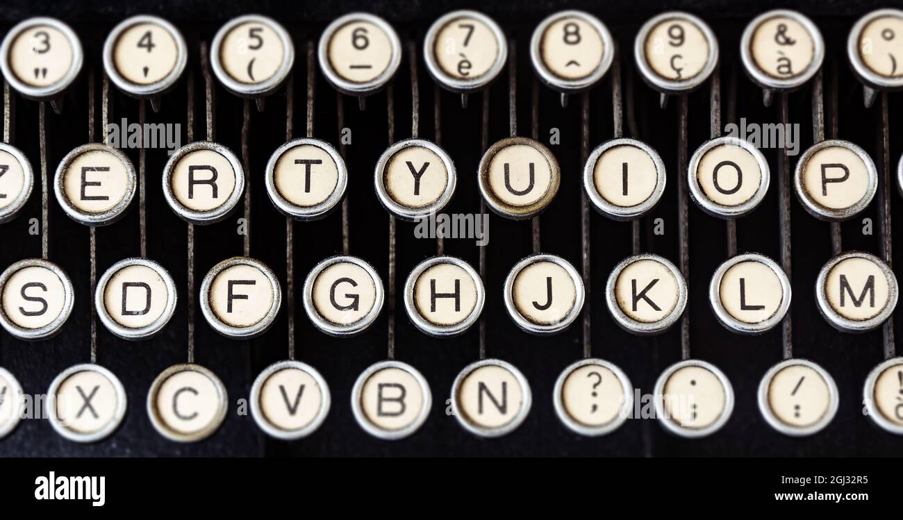 Clés rondes d'une ancienne machine à écrire vue d'en haut. Outils mécaniques  pour l'écriture. Journalisme ancien Photo Stock - Alamy