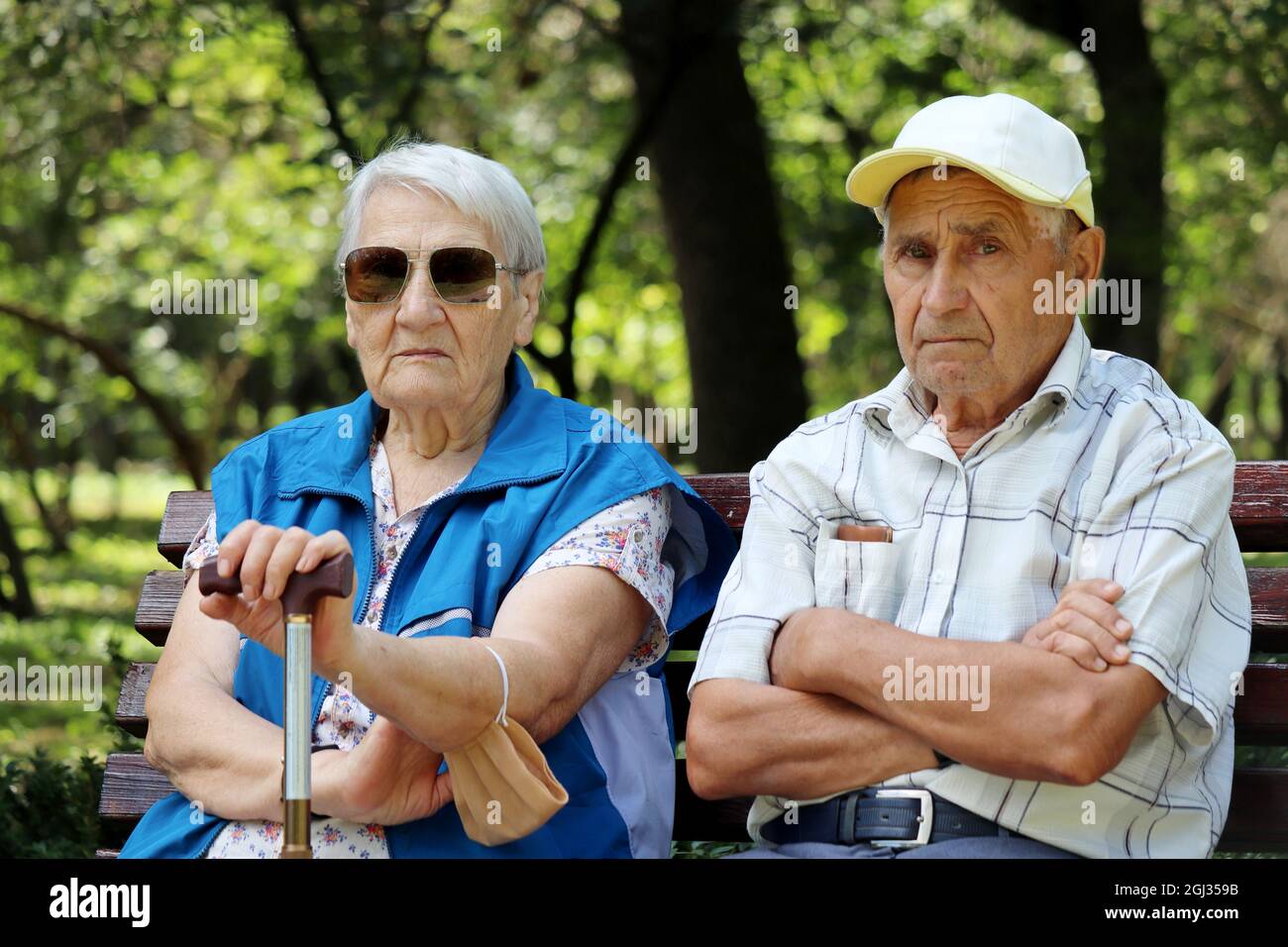 Couple âgé assis sur un banc. Vieux et femme ensemble, loisirs dans le parc, vie en retraite Banque D'Images