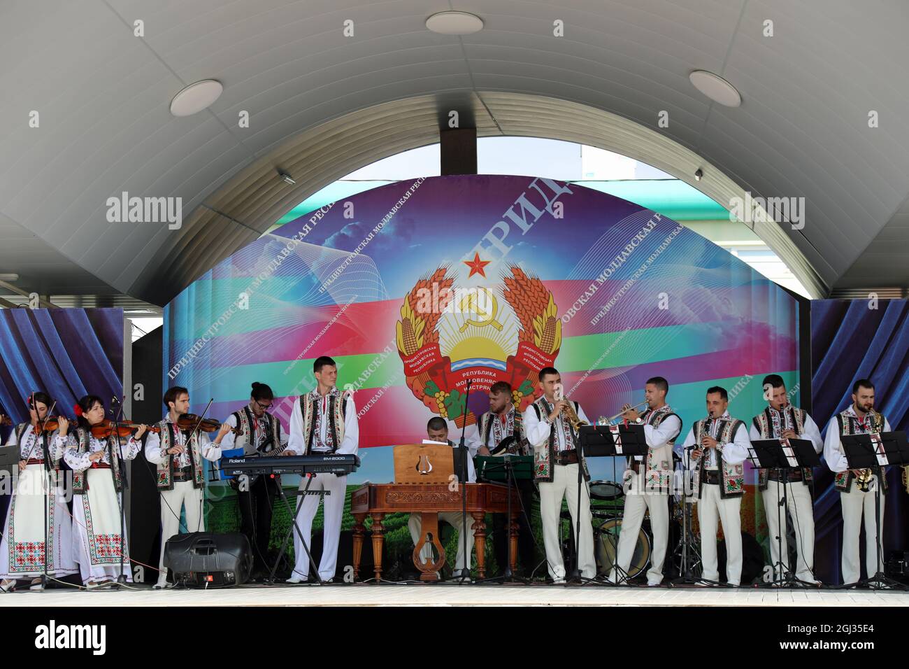 Groupe jouant dans le centre-ville de Tiraspol pour célébrer le jour de l'indépendance 2021 Banque D'Images