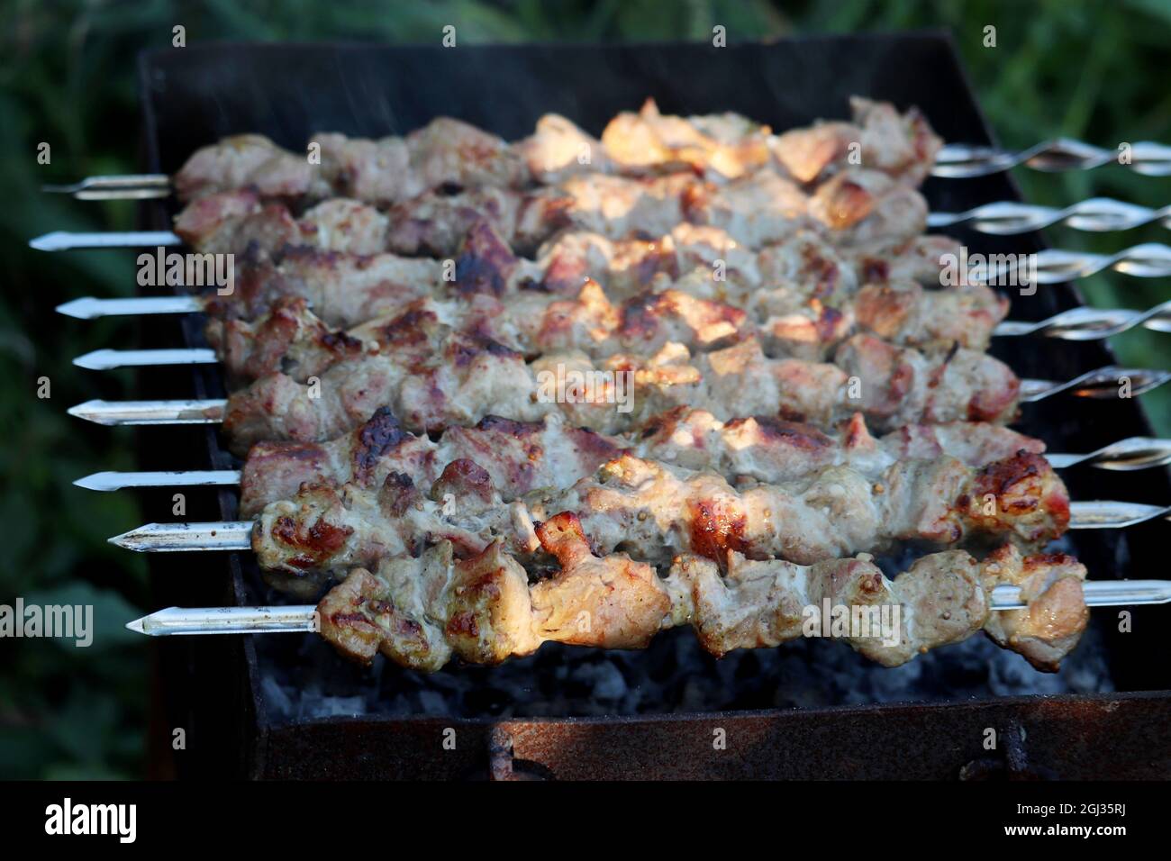 Kebab sur le grill à l'extérieur, la cuisson de la viande sur le charbon de bois sur une nature Banque D'Images