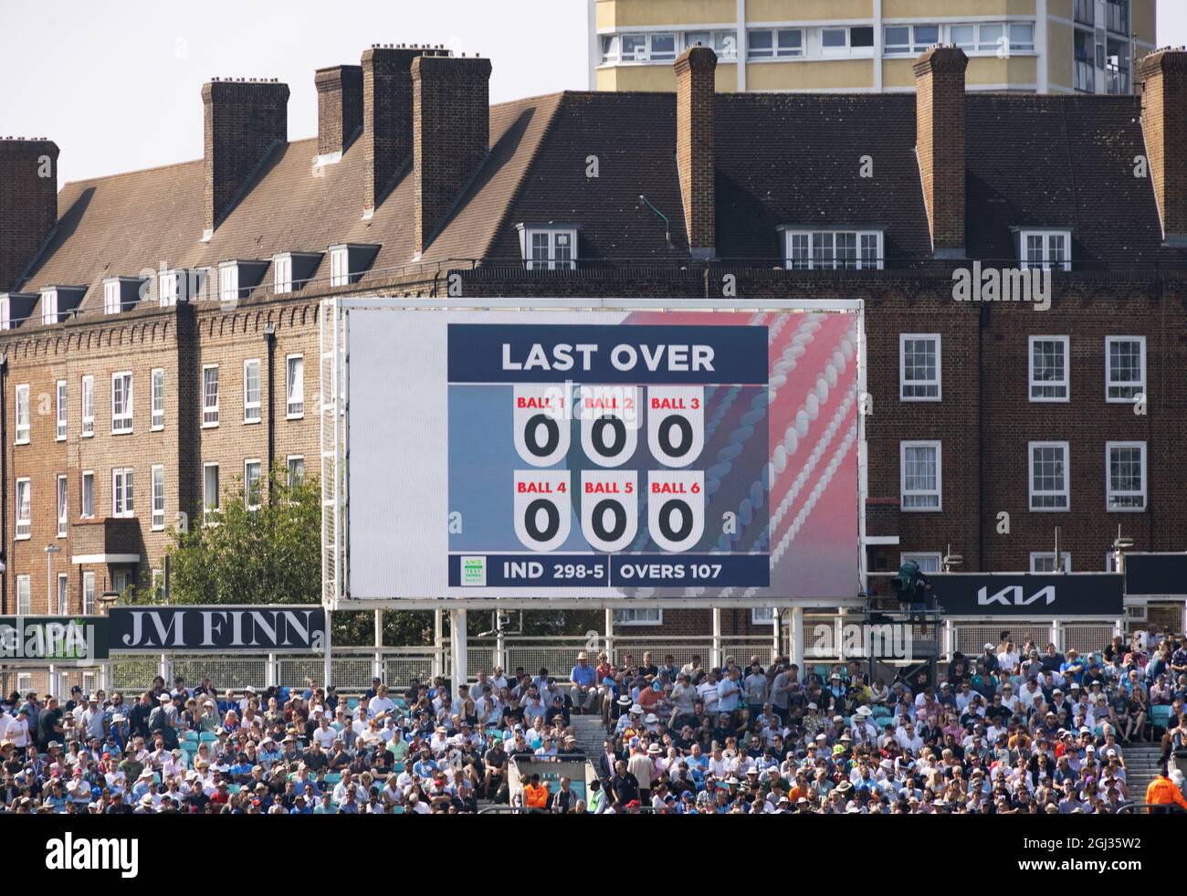 Le tableau de bord du cricket ovale montrant une jeune fille, c'est-à-dire aucune course n'a été notée ; le terrain de cricket ovale, Londres, Royaume-Uni Banque D'Images