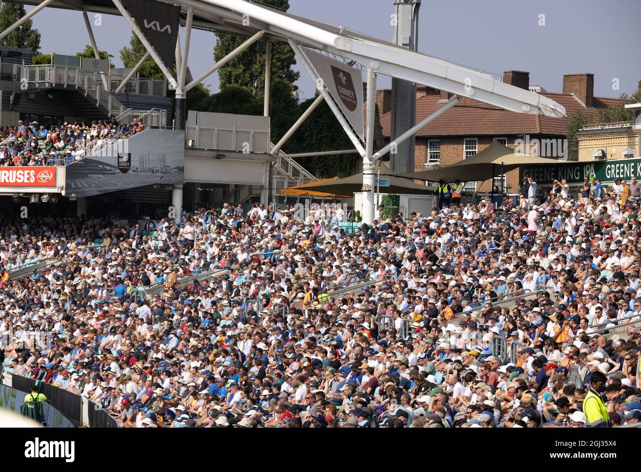 Spectateurs de cricket UK - foules de personnes regardant le match d'essai Angleterre contre Inde, juillet 2021 au terrain de cricket ovale ( le Kia Oval ), Londres UK Banque D'Images