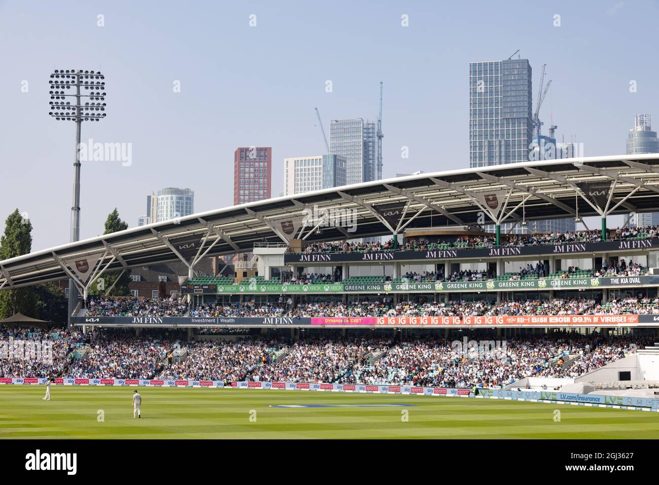 Le stand JM Finn, avec la foule, le terrain de cricket ovale, appelé le Kia Oval, domicile du club de cricket du comté de Surrey, Kennington, Londres, Royaume-Uni Banque D'Images