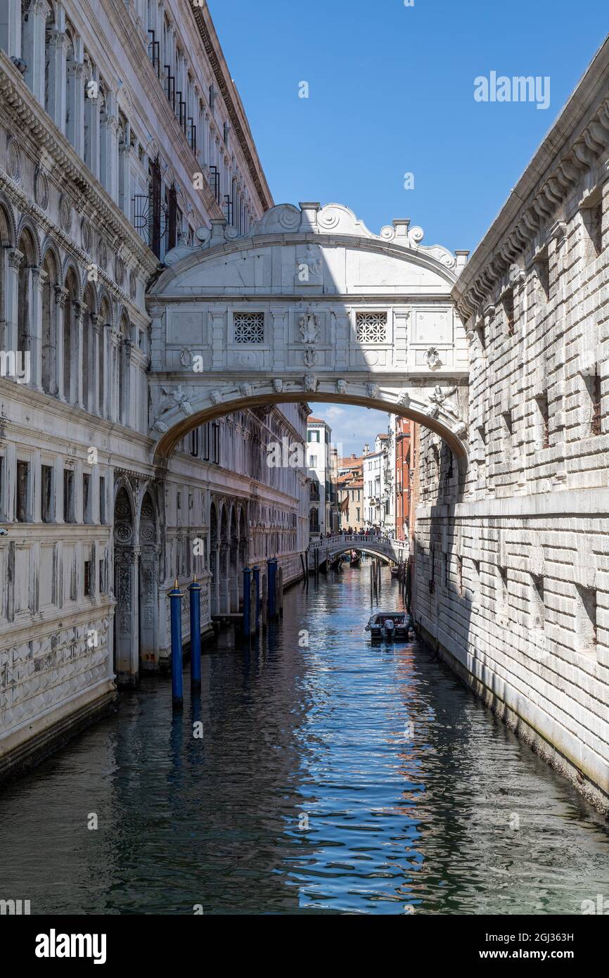 Ce pont caractéristique de Venise, situé à une courte distance de la Piazza San Marco, traverse le Rio di Palazzo reliant le Palais des Doges au N Banque D'Images