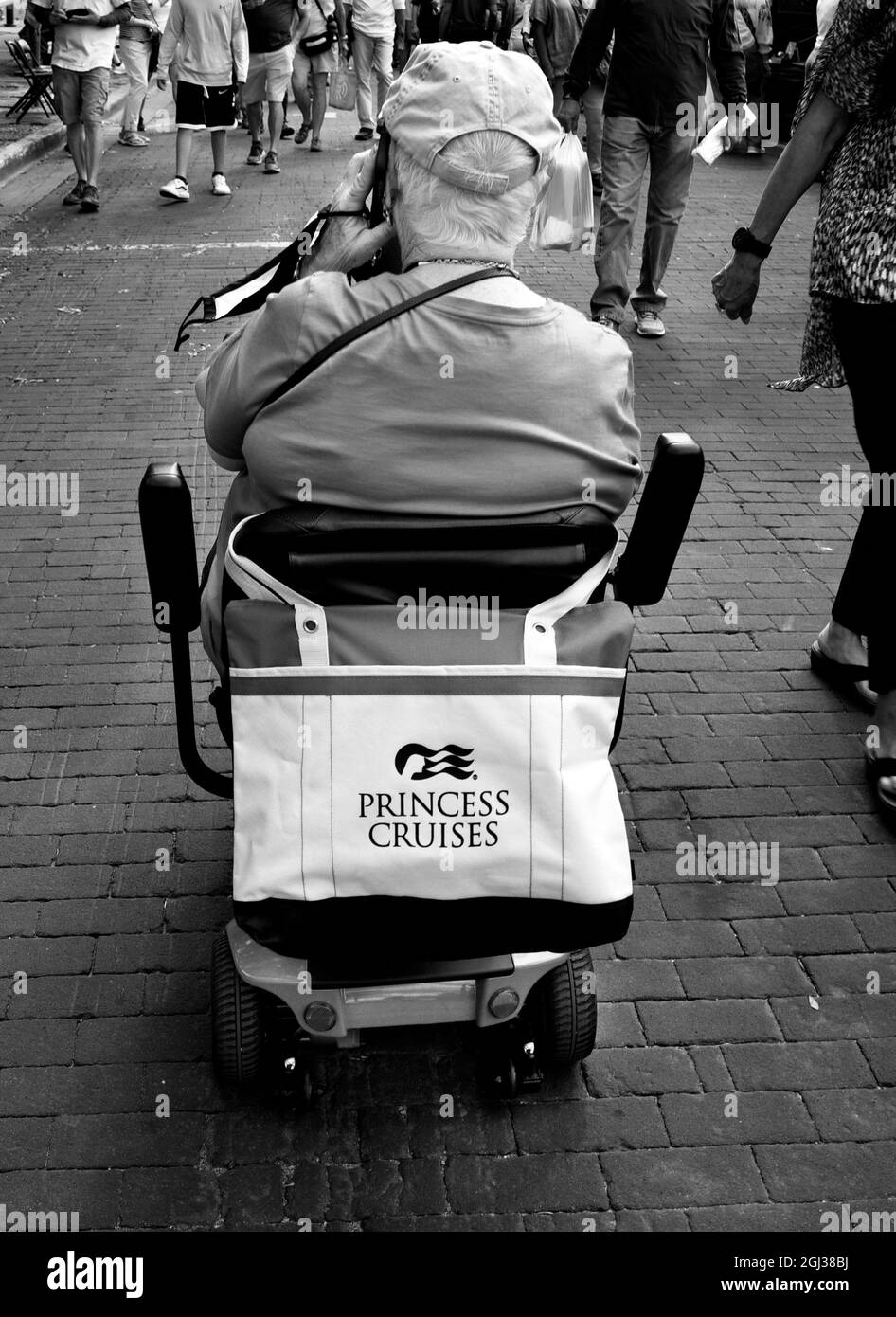 Une femme prend son scooter mobile avec un sac fourre-tout Princess Cruises lors d'un festival d'art en plein air à Santa Fe, Nouveau-Mexique. Banque D'Images