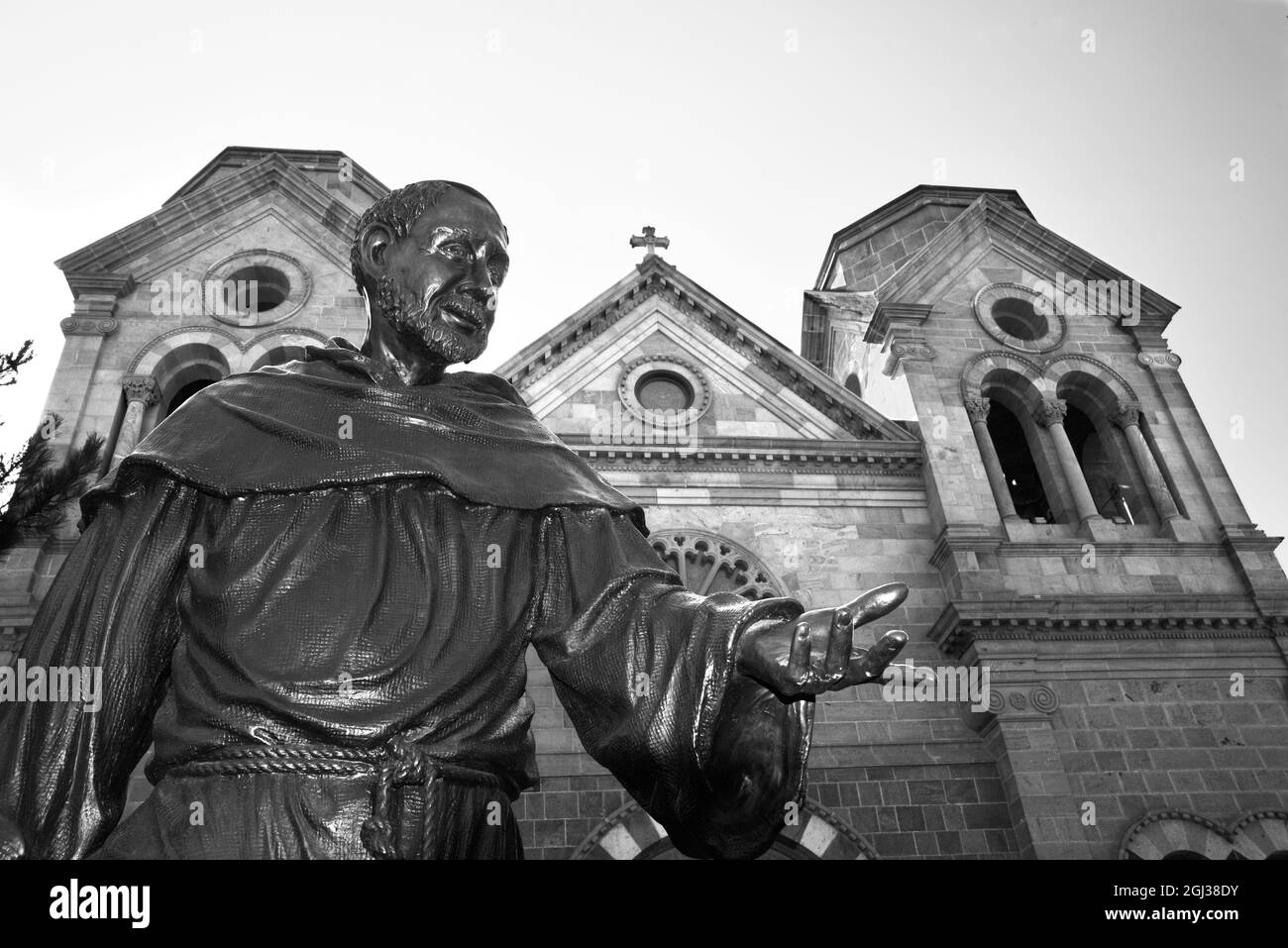 Les touristes se trouvent en face de la cathédrale de Saint François d'Assise à Santa Fe, Nouveau-Mexique. Banque D'Images