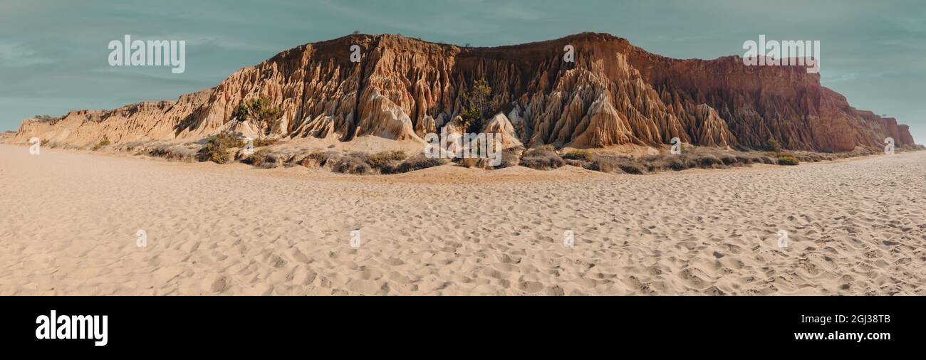 Panorama incroyable depuis une falaise de plage en Algarve, Portugal Banque D'Images