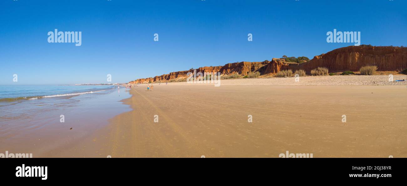 Panorama incroyable depuis une plage de sable de l'Algarve, Portugal Banque D'Images