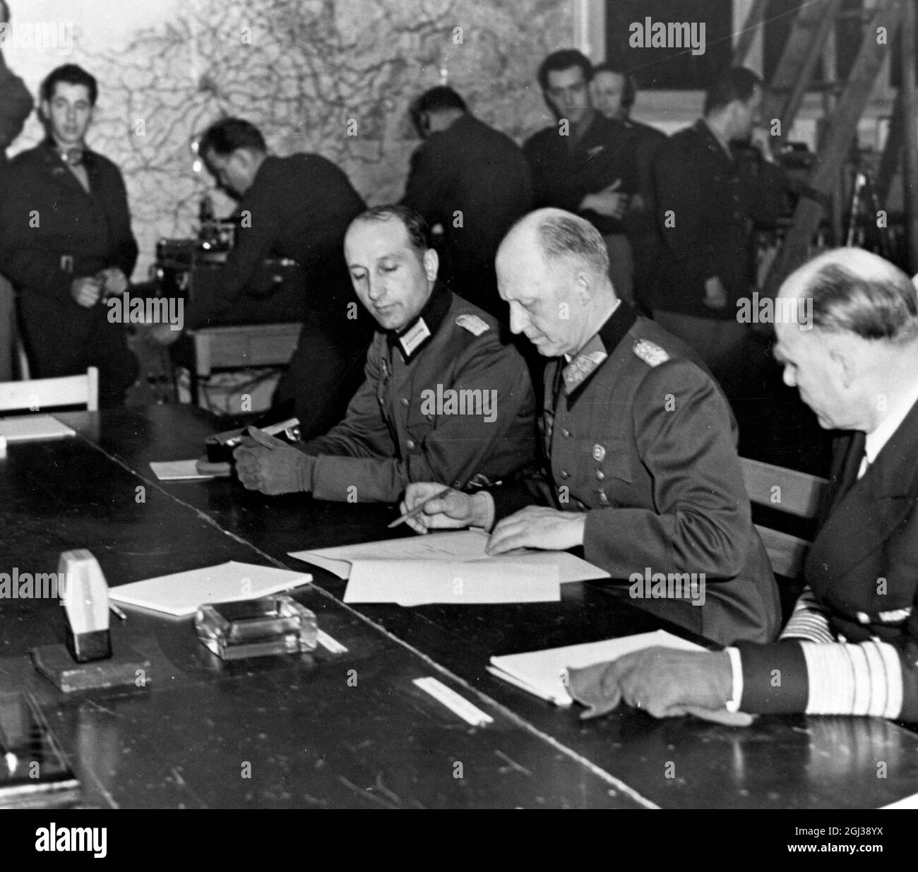 Abandon allemand, Seconde Guerre mondiale. Au nom du Haut Commandement allemand, le colonel général Alfred Jodl signe l'Acte de la capitulation militaire exigeant des forces allemandes qu'elles cessent leurs opérations le 8 mai 1945. Banque D'Images
